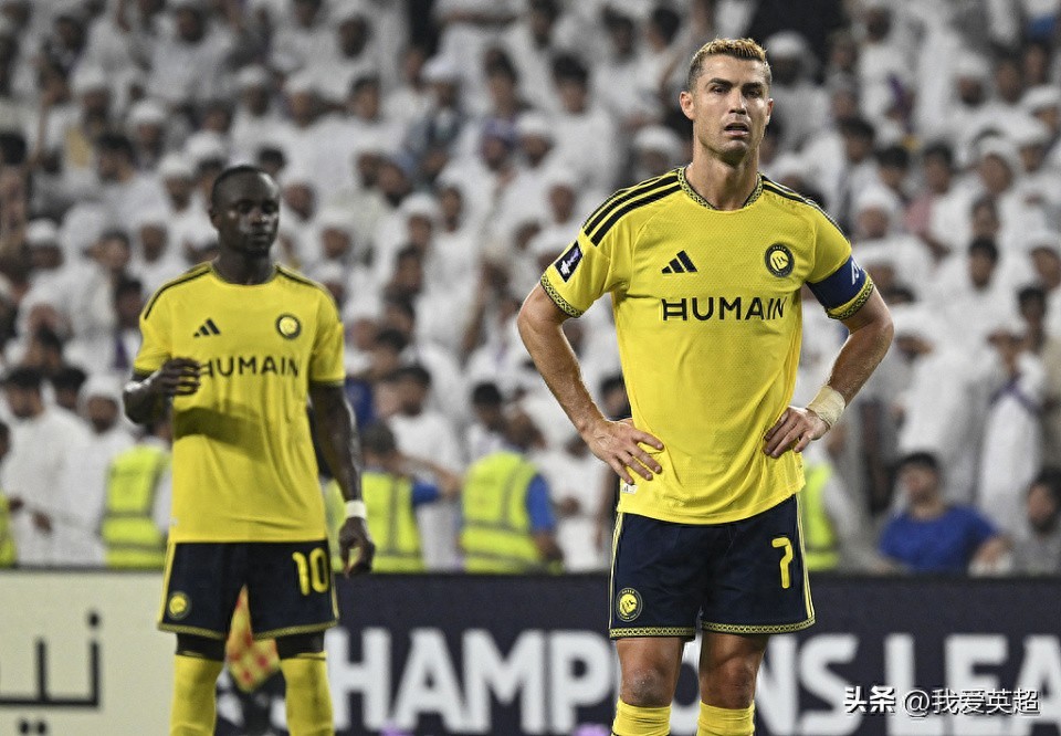 C.Ronaldo 41 tuổi lại mất bình tĩnh ở AFC Champions League! Không hài lòng vì bị kèm sát, dùng khuỷu tay hạ gục đối thủ, sau thất bại thảm hại, mặt đen sì rời sân ngay lập tức.
