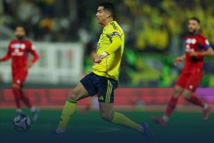Giá trị đội hình xuất phát 117 triệu so với 7,33 triệu, Ronaldo 5 lần việt vị cuối cùng ghi bàn, giúp Al Nassr thắng 2-1 sít sao đội bóng trụ hạng.