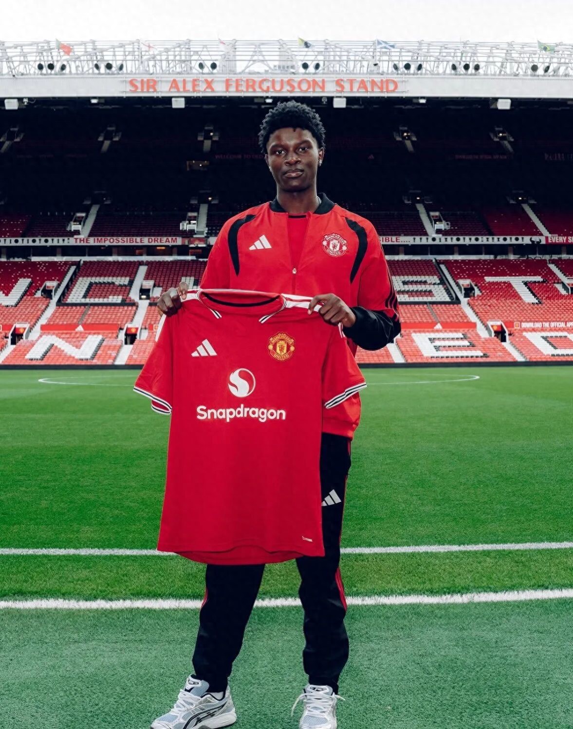 MU chính thức công bố chiêu mộ hai tài năng trẻ từ hai đối thủ truyền kiếp, tiền vệ Man City và cánh quân Liverpool! Ratcliffe tiếp tục giấc mơ lò đào tạo.