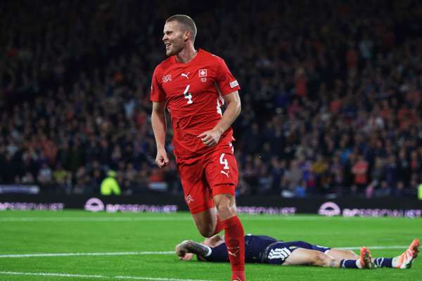 Thụy Sĩ vượt trội Scotland còn 10 người để giành chiến thắng dễ dàng tại Nations League