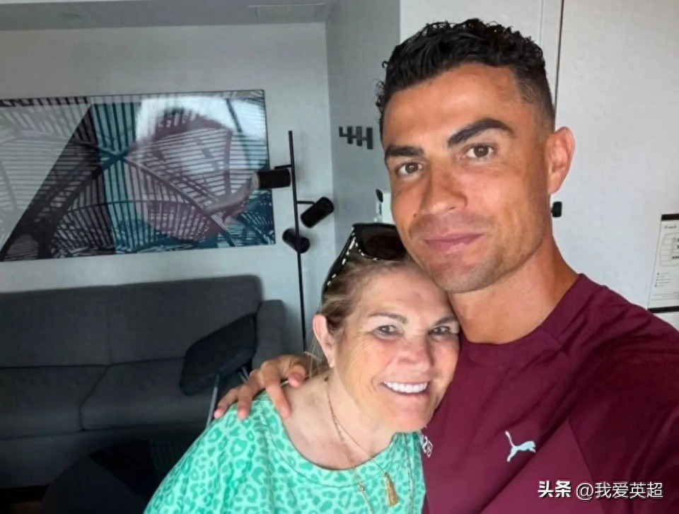 Mẹ của Ronaldo lên tiếng: Tôi đã khóc vì tức giận! Anh ấy không nhận được sự tôn trọng, đáng lẽ có thể ngẩng cao đầu rời đi nhưng lại phải rời đi qua cửa nhỏ.