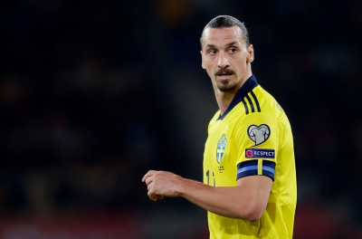 Zlatan Ibrahimovic dọa đá gãy chân đồng đội