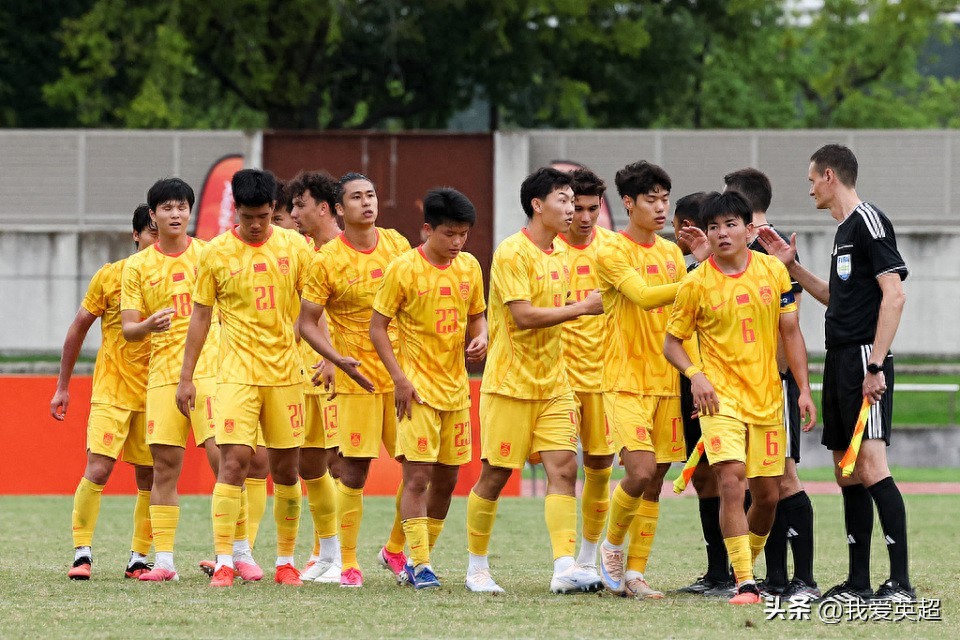 1 trận đấu với 5 quyết định bất lợi! Trọng tài 32 tuổi của Á vận hội hại chết đội Trung Quốc, phớt lờ cú kéo chân kiểu 'cắt kéo' và cú đá trong vòng cấm của Iran