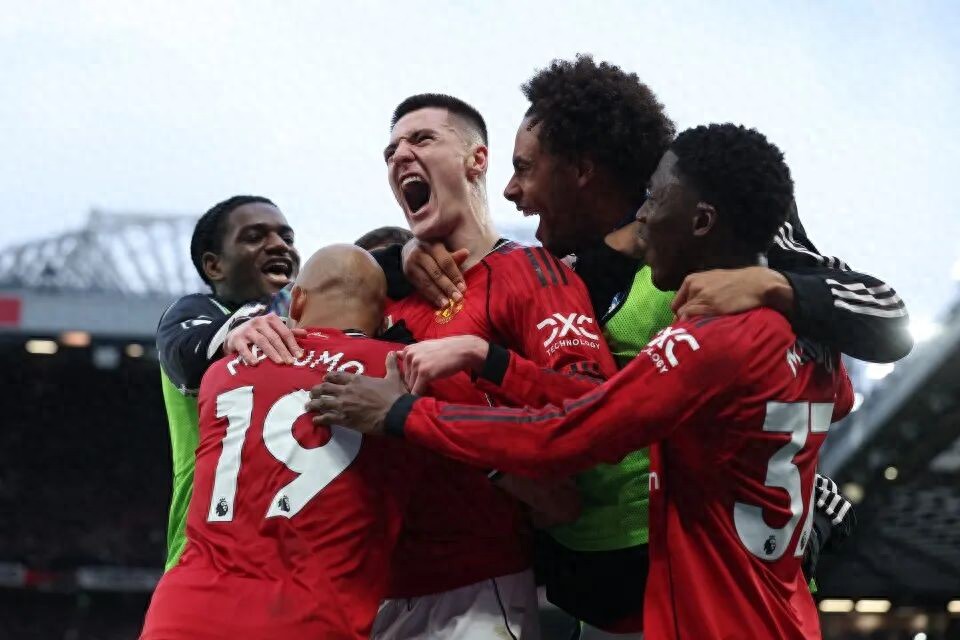 Man United kịch tính ghi bàn quyết định 3-2 trong phút bù giờ! Carrick vượt qua thử thách với 3 chiến thắng liên tiếp, tiếp tục giữ vững vị trí top 4 một cách an toàn