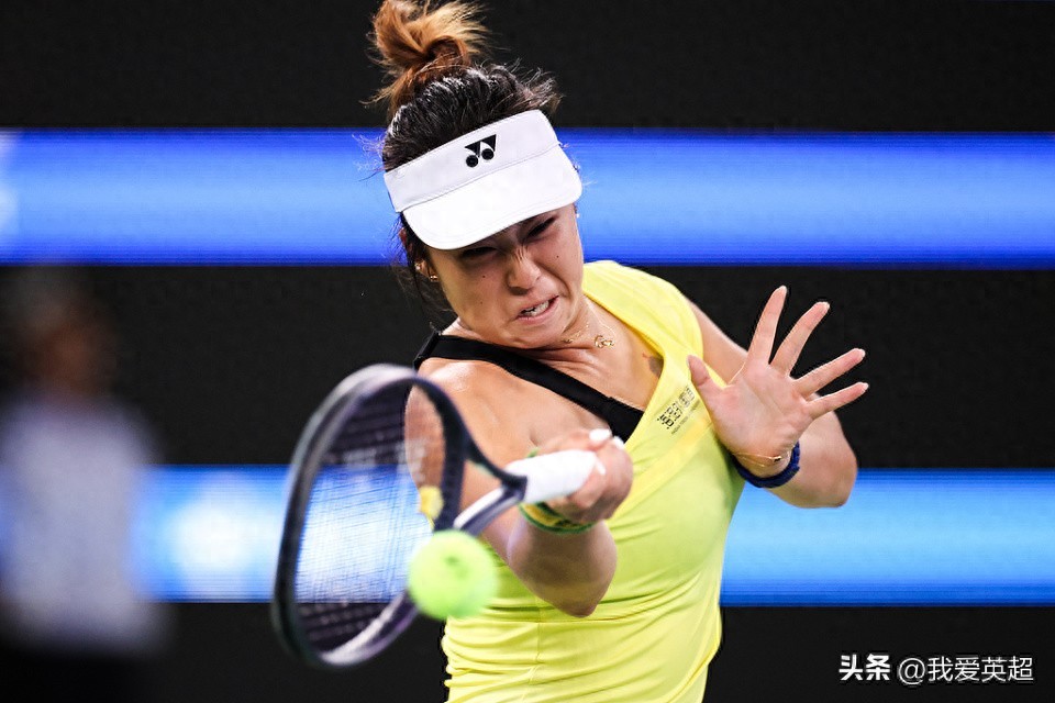 Lội ngược dòng tại Wuhan Open trước tay vợt hạng 18 thế giới! Cô gái trẻ 21 tuổi người Trung Quốc gửi lời chúc mừng tới Trịnh Khâm Văn và đùa rằng: Tôi là á quân danh dự của China Open.