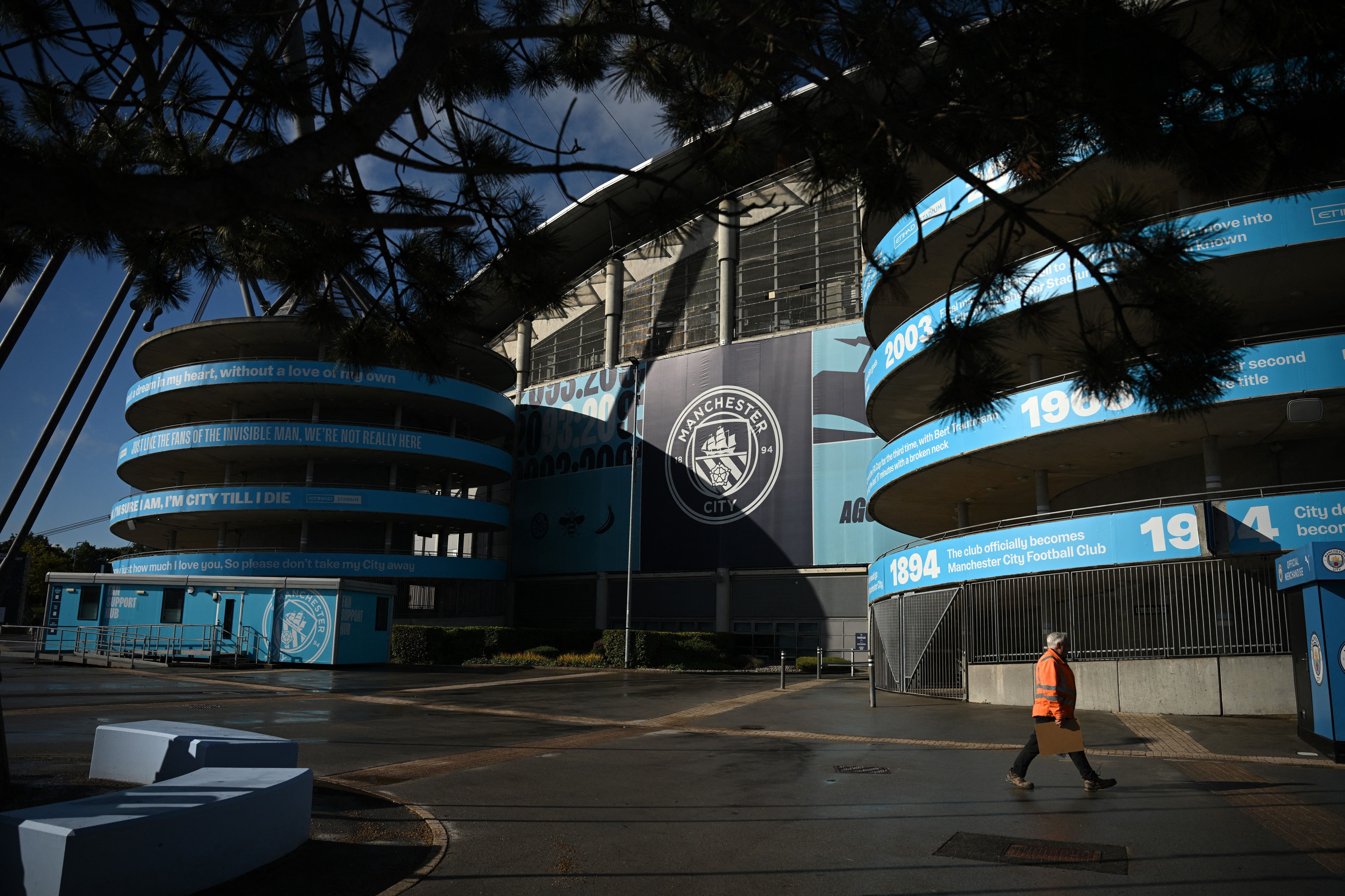 'Tôi thấy tức giận': Người dân Manchester phản ứng trước các cáo buộc tài chính của Man City