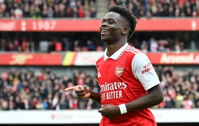 Bukayo Saka nhận món quà bất ngờ khi tái ký với Arsenal