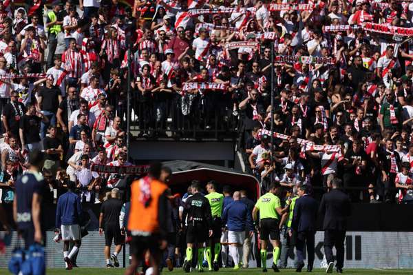Trận đấu giữa Rayo Vallecano và Athletic Club tại LaLiga bị tạm hoãn sau cuộc biểu tình của người hâm mộ.