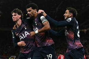 Tottenham với 10 người trên sân ghi bàn muộn để giành trận hòa xứng đáng trước Manchester United