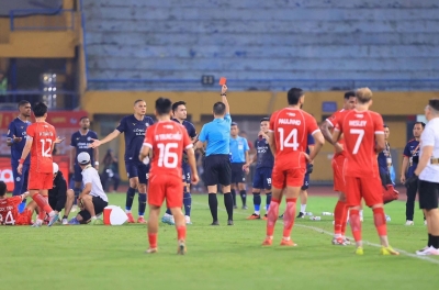 V.League cực căng thẳng ngay đầu mùa, 6 thẻ đỏ sau hai vòng