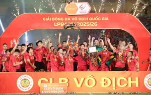 CAHN nâng cúp vô địch V-League trong niềm vui trọn vẹn