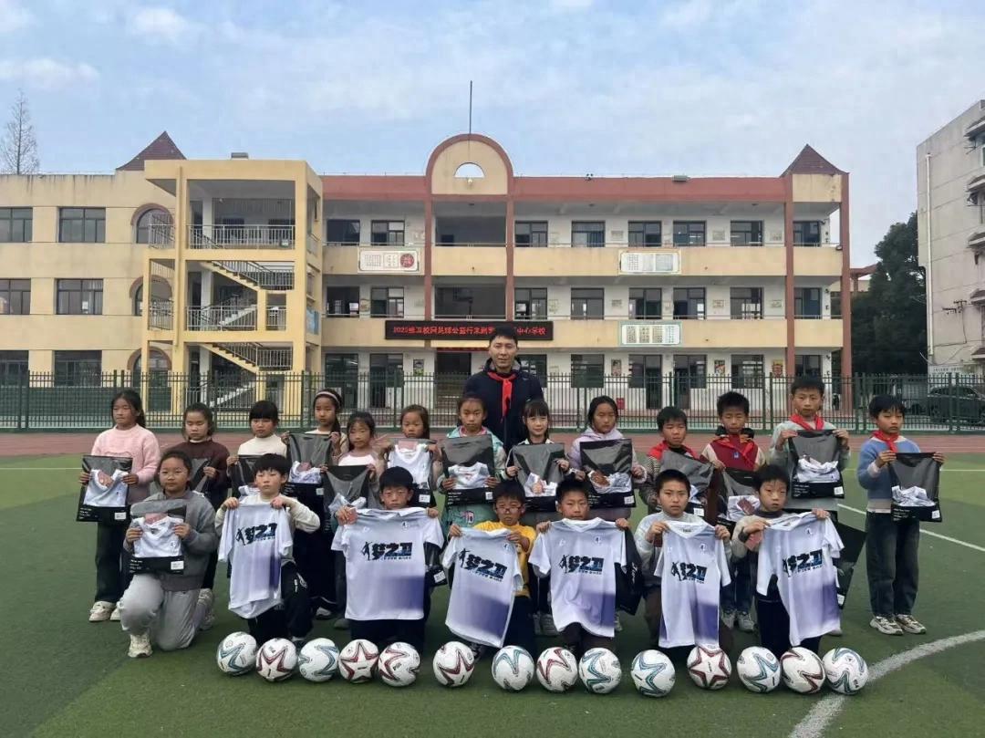 Hành trình đến trường năm thứ 8! Trương Vệ: Tôi chỉ muốn kiên trì làm công tác từ thiện