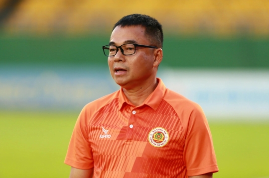 HLV Trần Tiến Đại bất ngờ tái xuất, dẫn đội đua trụ hạng V-League