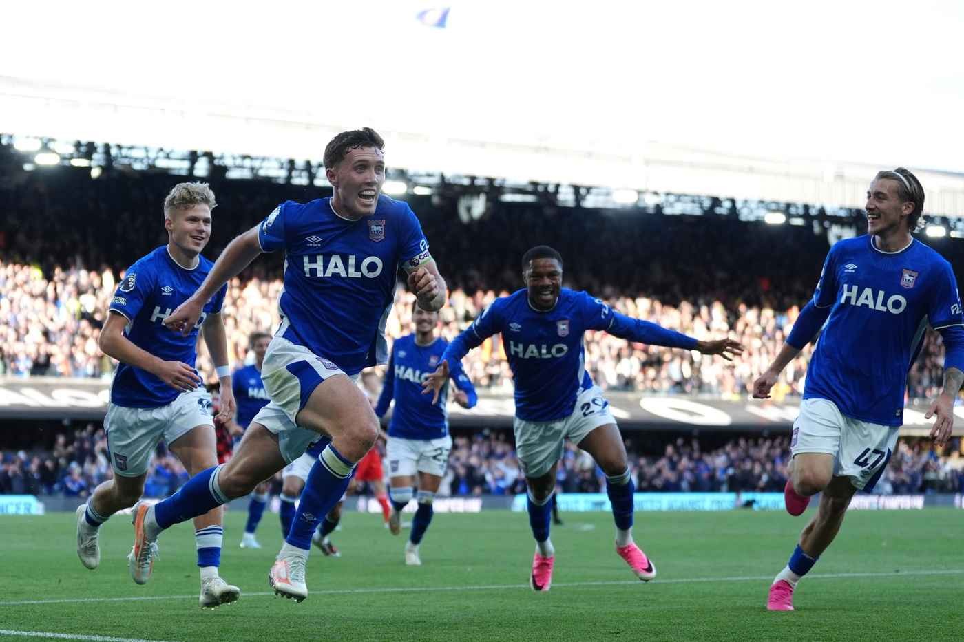 Ipswich tạo nên màn rực rỡ cuối trận để giáng thêm đòn vào Fulham vẫn chưa biết mùi thắng