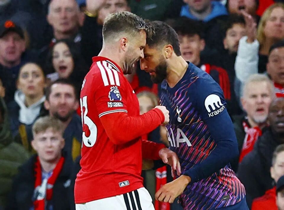 Đá với Man United mà thiếu người lại hay hơn? Bentancur được HLV hôn để cảm ơn! Carrick nổi giận vì bỏ lỡ cơ hội quá uổng.