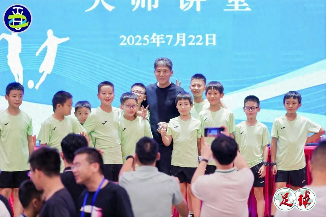 Ông Lee Jang-su, gần 70 tuổi, muốn thắp lên một ngọn đèn cho bóng đá Trung Quốc thêm một lần nữa