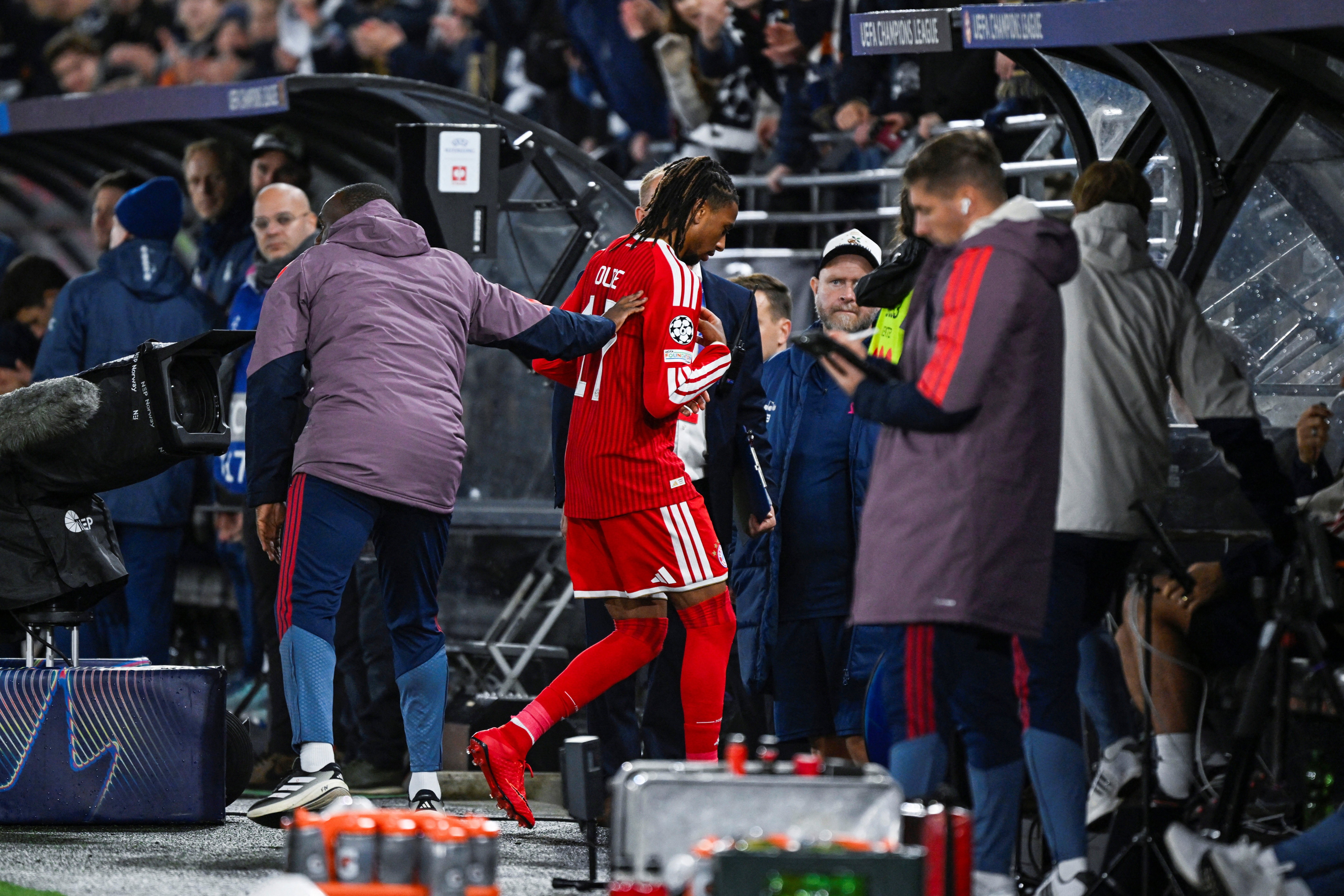 HLV Kompany của Bayern chỉ trích Olise sau thẻ đỏ ở Stavanger: 'Thật ngu ngốc'
