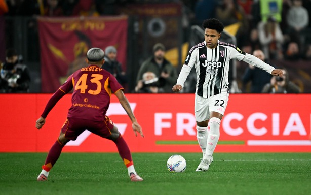 Juventus chia điểm Roma sau trận cầu có 6 bàn thắng
