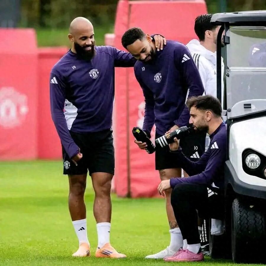 Mbembo đang trong phong độ thấp và bị chấn thương nhẹ, có thể sẽ chỉ là dự bị trong trận Manchester United đấu Brentford! Carrick có thể thực hiện hai điều chỉnh.