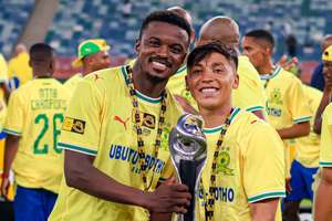 Tổng số danh hiệu mọi thời đại của Chiefs, Pirates và Sundowns là bao nhiêu, và đội nào đang dẫn đầu?