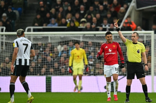 CĐV MU vô cùng tức giận khi ngôi sao Newcastle thoát thẻ đỏ khó tin