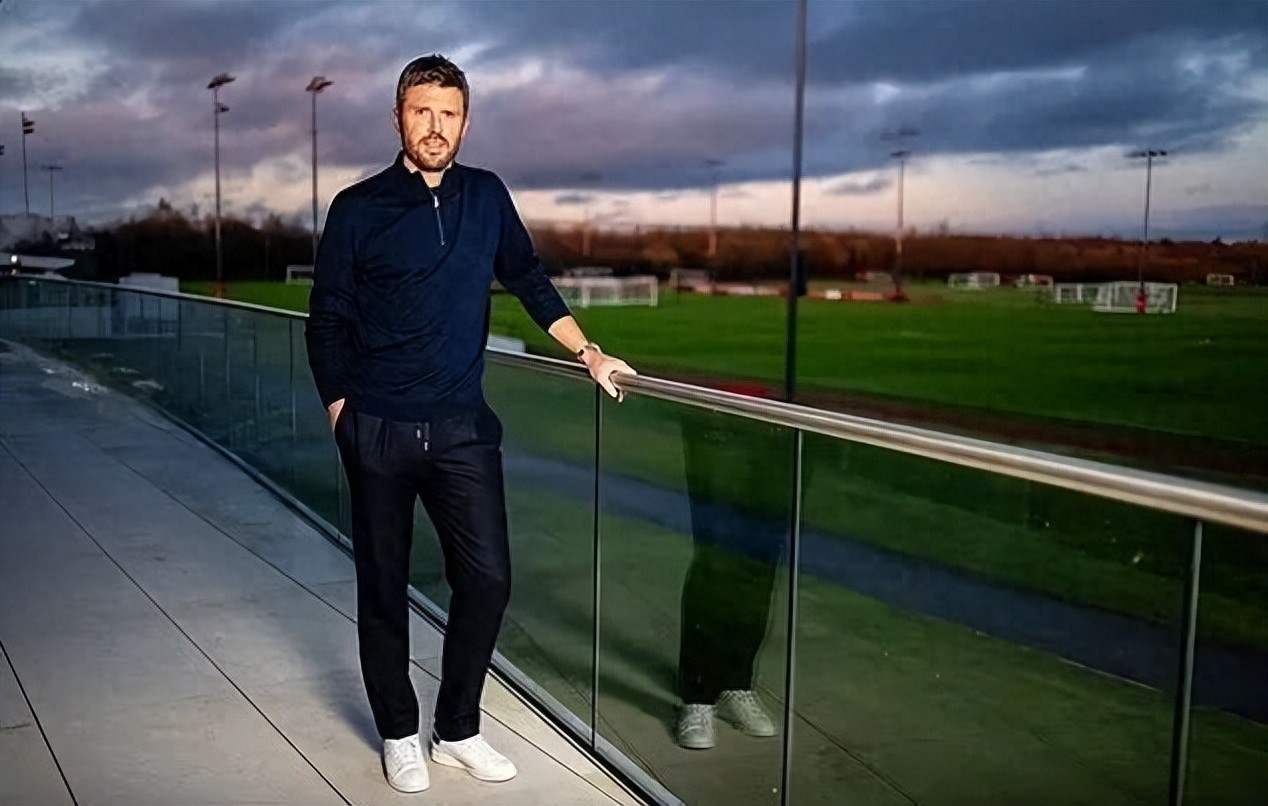 Ông chủ Ferguson hết lòng ủng hộ + phòng thay đồ đồng tình, Carrick sau 5 năm lại “cứu hỏa” cho Man United