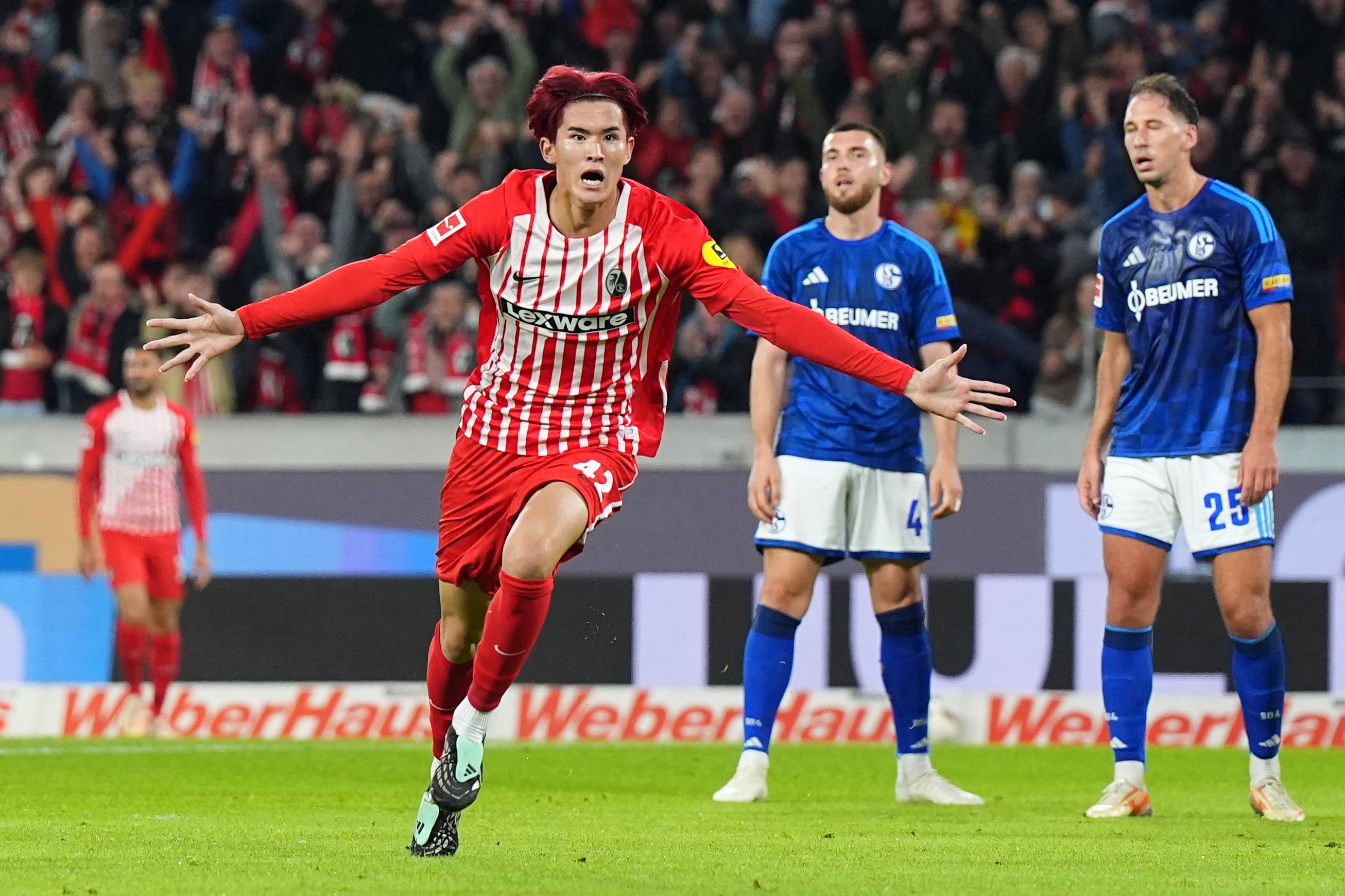 Freiburg với 10 người vượt qua Schalke ở cuối trận để lên ngôi đầu bảng xếp hạng Bundesliga.