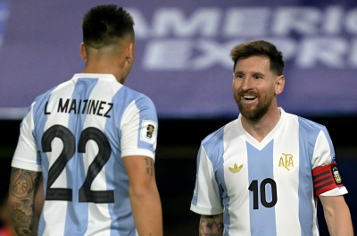 'Chân gỗ' Argentina dính chấn thương, Messi ngao ngán