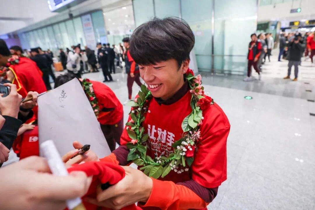 Lý Trấn Toàn: Vừa tận hưởng hoa tươi và tiếng vỗ tay, cũng phải chịu đựng những lời chỉ trích và nghi ngờ