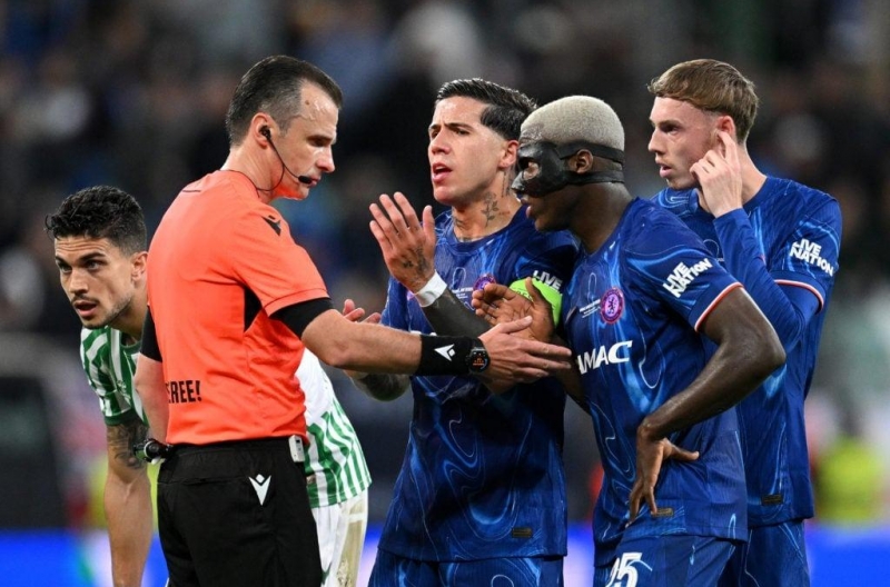 HLV Enzo Maresca mất tiền vệ quan trọng nhất trước trận Man City