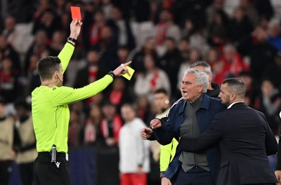 Jose Mourinho nhận thẻ đỏ trong trận 'Siêu kinh điển'