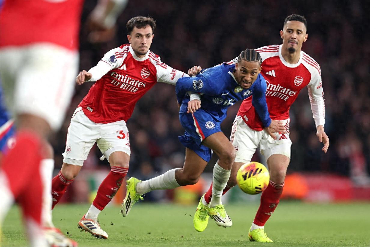 Arsenal dẫn đầu 5 điểm sau chiến thắng 2-1 trước Chelsea thiếu người, Arteta thiếu chiến thuật tấn công, đội trưởng trở thành điểm yếu mới