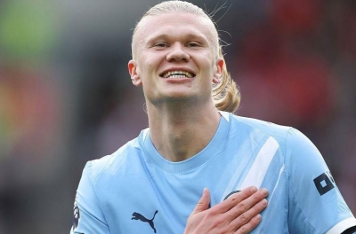 Erling Haaland ăn mừng hả hê khi MU bại trận