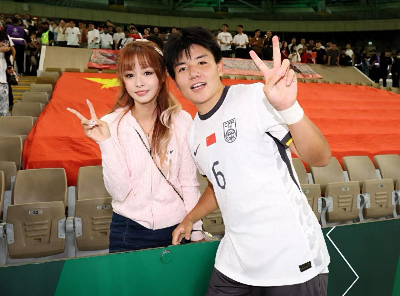 Đội trưởng đội tuyển U23 Trung Quốc thành công cả trên sân cỏ lẫn tình trường, gia nhập Wolves ở Ngoại hạng Anh cùng bạn gái xinh đẹp đồng hành tại Anh Quốc