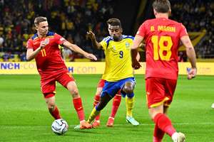 Tiền đạo Isak của Liverpool rời đội tuyển Thụy Điển vì chấn thương nhẹ.
