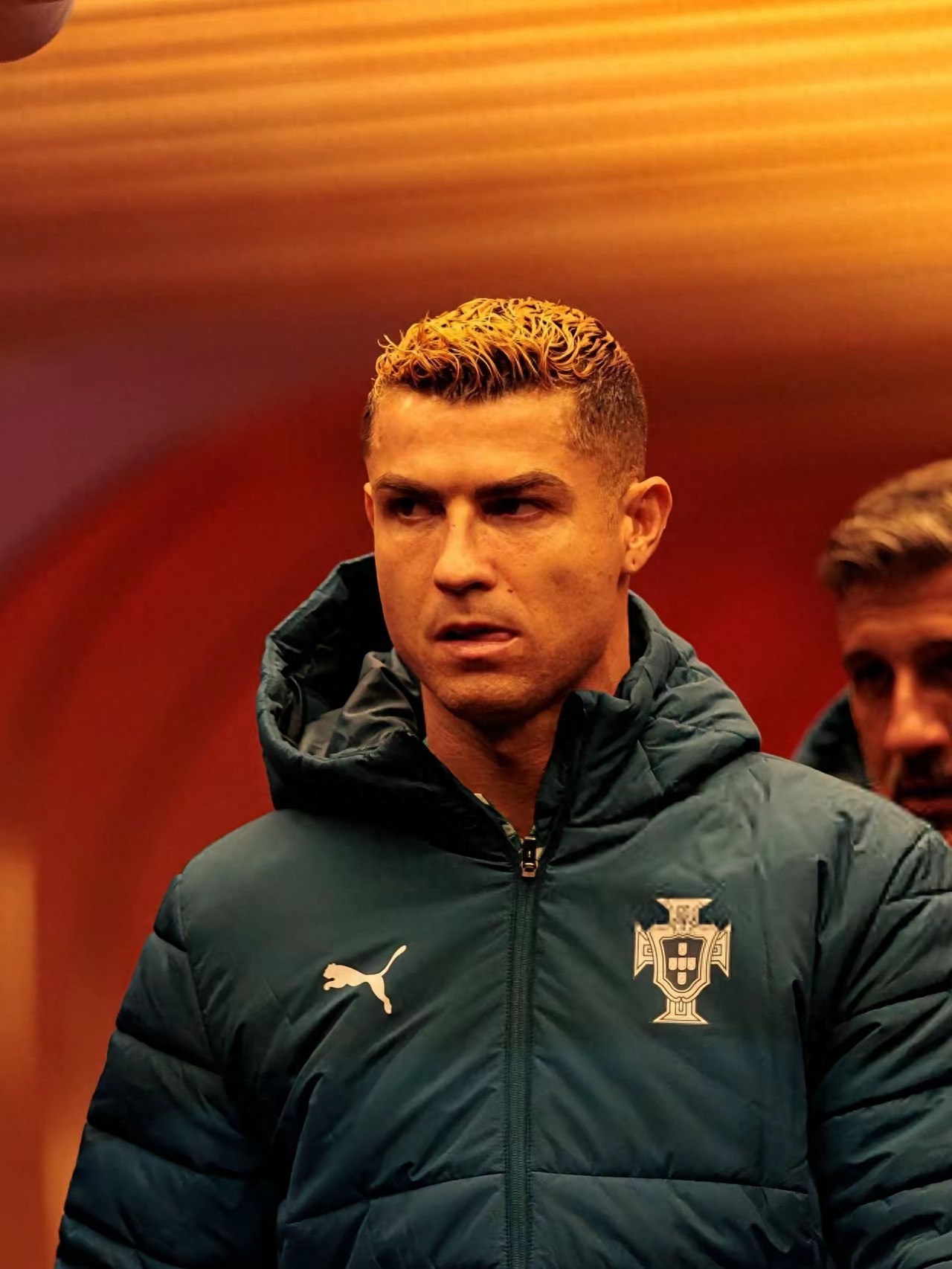 Báo chí Bồ Đào Nha chỉ trích Ronaldo với tư cách đội trưởng, nói một đằng làm một nẻo, đặt cá nhân lên trên đội bóng, rời đội chỉ sau 7 ngày đầy bất ngờ.