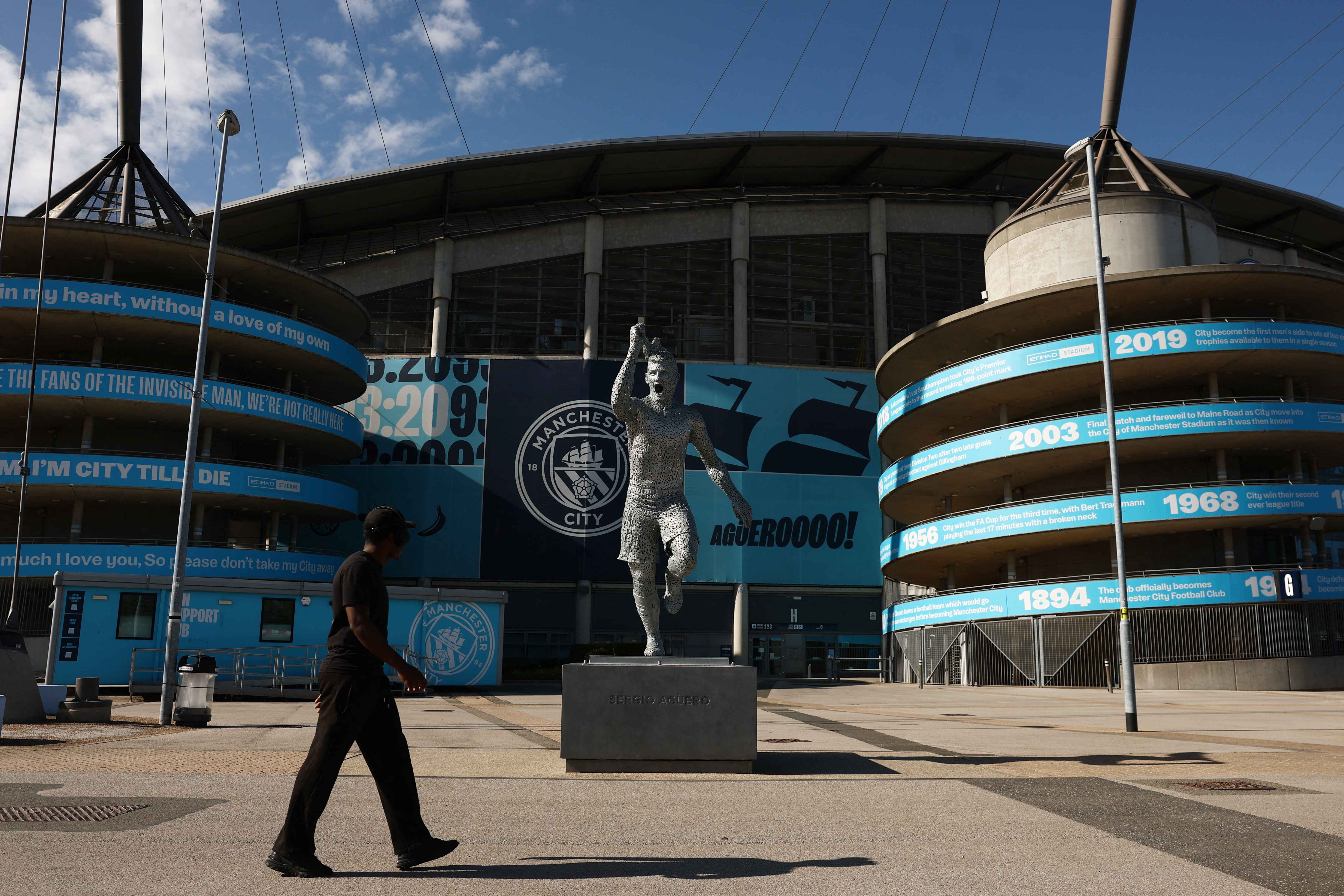 Hãng hàng không Etihad Airways, nhà tài trợ của Man City, chỉ trích Premier League và đang tìm kiếm tư vấn pháp lý