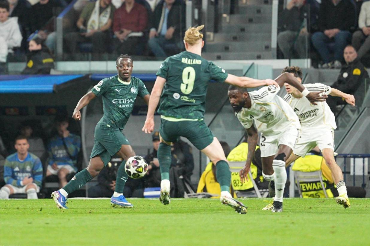 Real Madrid thiếu người đánh bại Man City 3-0, Haaland không có cú sút, không thành công trong tranh chấp trên cao, chỉ chạm bóng 10 lần, nhớ tiếc "Tiểu Nhện"