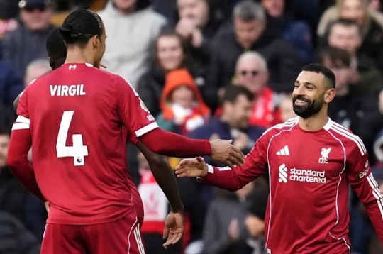 Salah rực sáng, Liverpool áp sát MU trên bảng xếp hạng