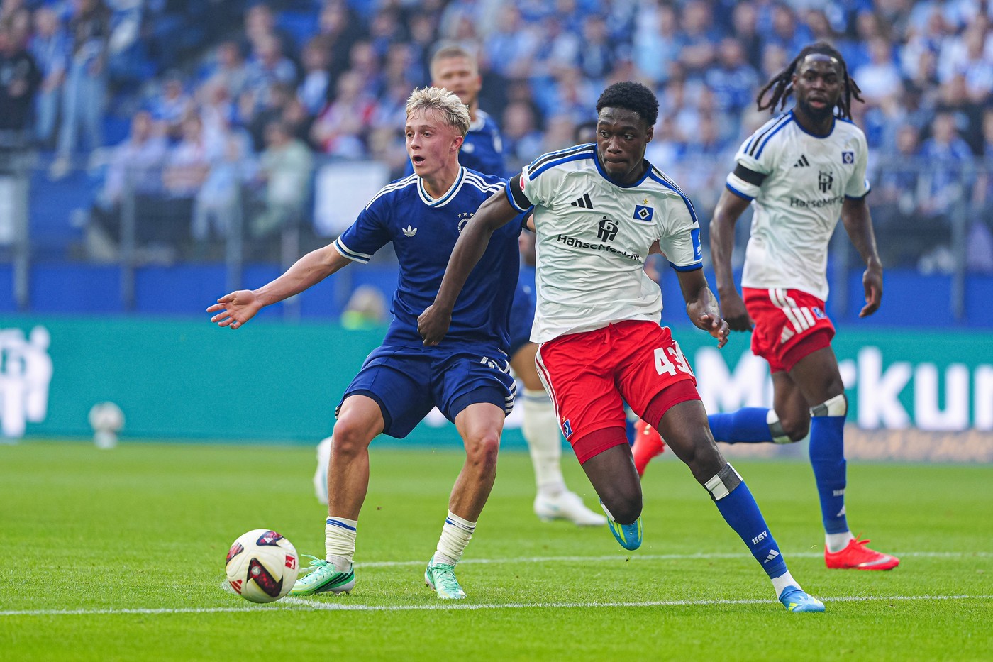 HSV vượt qua FC Copenhagen với hai bàn thắng muộn trước Volksparkstadion chật kín khán giả