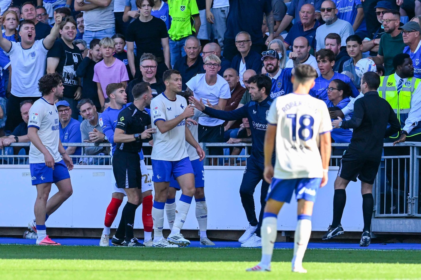 Bielik của Cardiff bị cấm thi đấu và phạt tiền vì va chạm với cổ động viên Portsmouth.