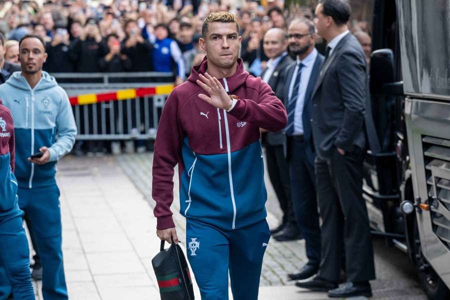 Ronaldo rời khỏi trại tập trung Bồ Đào Nha sau khi HLV nói anh không đá chính trận gặp Đan Mạch.