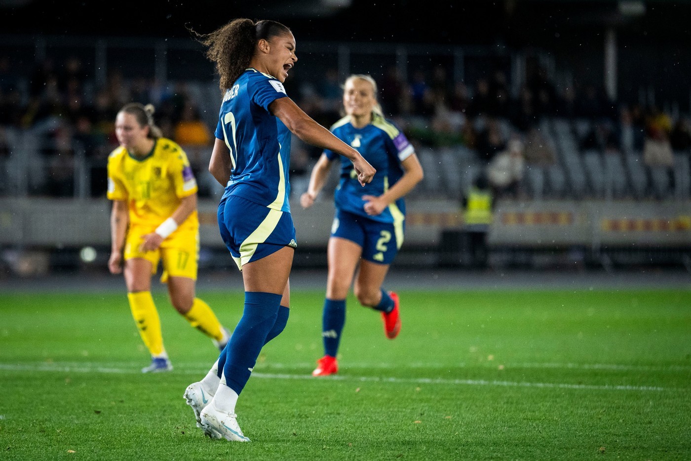 Thụy Điển gần như chắc suất đi tiếp ở vòng play-off World Cup sau khi Schroder đánh chìm Litva