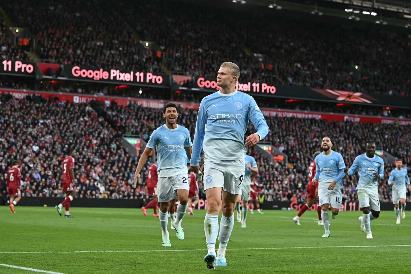 Man City đầy kiêu hãnh đã hạ gục Liverpool khi đối thủ chỉ còn 10 người trên sân tại Anfield nóng bỏng.