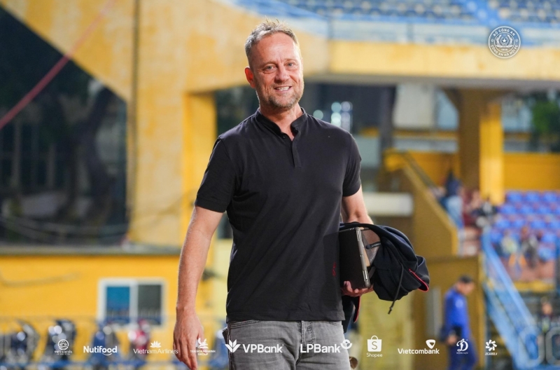 HLV Polking: 'Thẻ đỏ của Đình Trọng là bước ngoặt khiến CAHN thất bại'