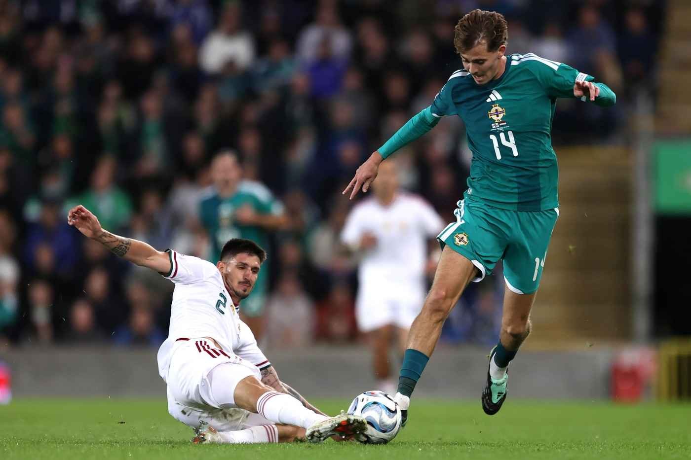 Bắc Ireland giữ vững thế trận để cầm hòa Hungary, qua đó tiếp tục bất bại tại Nations League.
