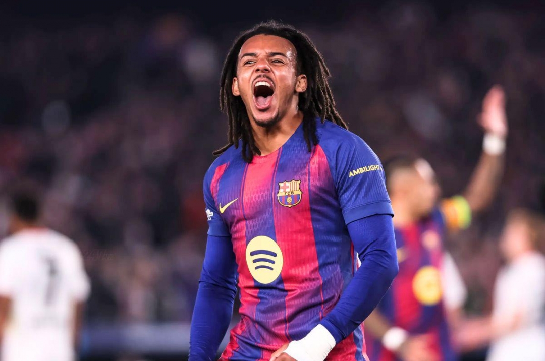 'Người hùng bất đắc dĩ' Kounde chỉ thẳng vấn đề của Barca