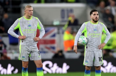 Man City hòa điên rồ, Arsenal rộng cửa vô địch Ngoại hạng Anh