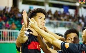 Giúp Ninh Bình thoát hiểm, sao U23 Việt Nam tri ân CĐV