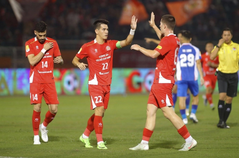 Việt kiều Anh tỏa sáng, CA TP HCM vào tứ kết Cúp QG